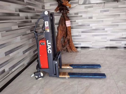 El peatón monta el apilador semi eléctrico 1500kg 1.5T CDD15B de la plataforma a horcajadas