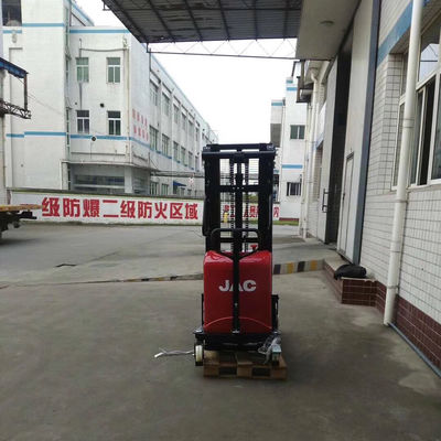 El peatón monta el apilador semi eléctrico 1500kg 1.5T CDD15B de la plataforma a horcajadas
